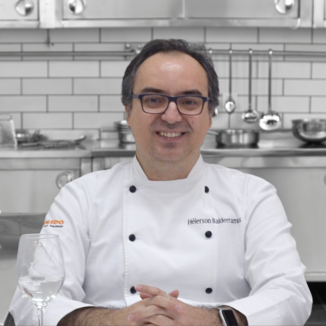 Retrato de Helerson de Almeida Balderramas em dólmã de chef, numa cozinha profissional